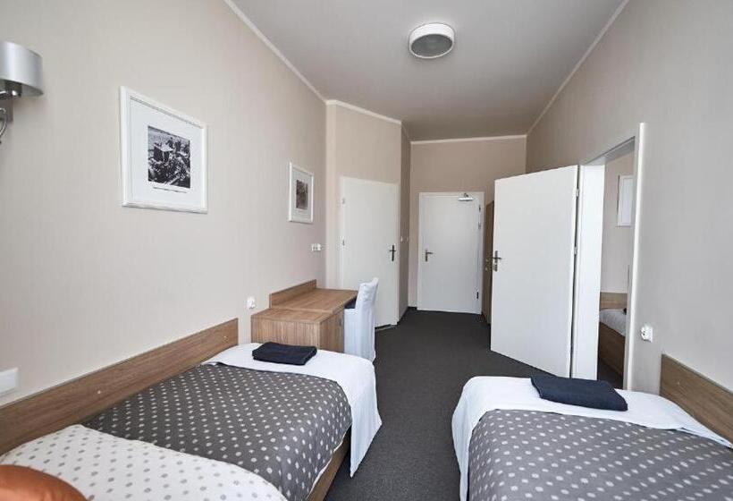 四人标准间, Stara Cynkownia