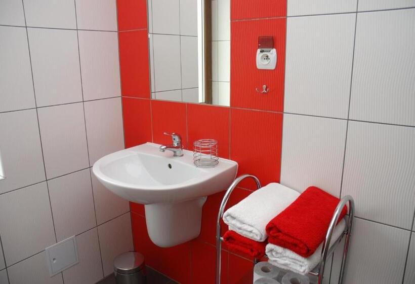 スタンダードトリプルルームの外観-バスルーム, Willa Gościnny Próg