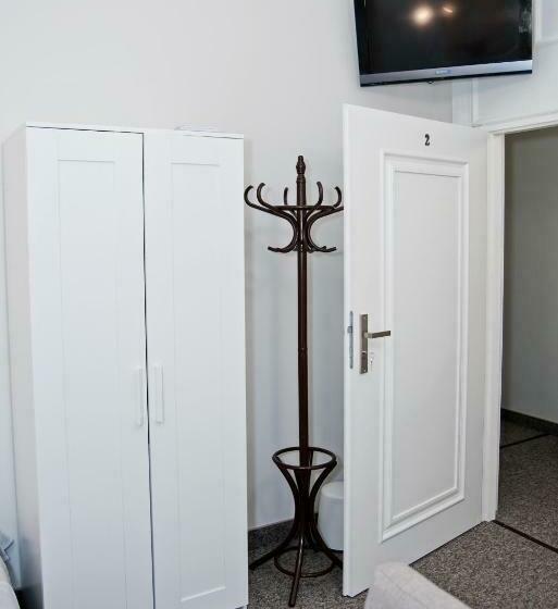 공동 객실, Rodmos Hostel