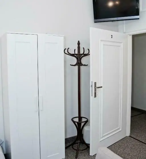 تختخواب در اتاق مشترک, Rodmos Hostel