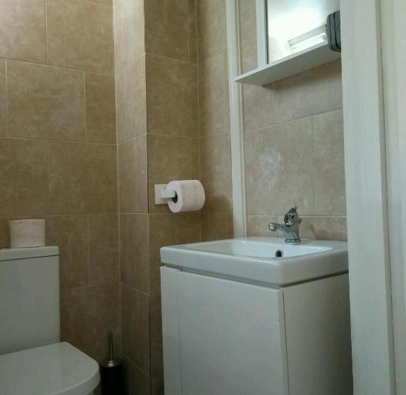 חדר משפחתי, Central Wave