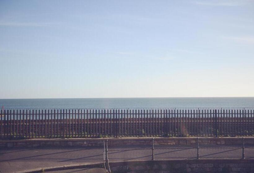 اتاق استاندارد با چشمانداز دریا, The Blenheim