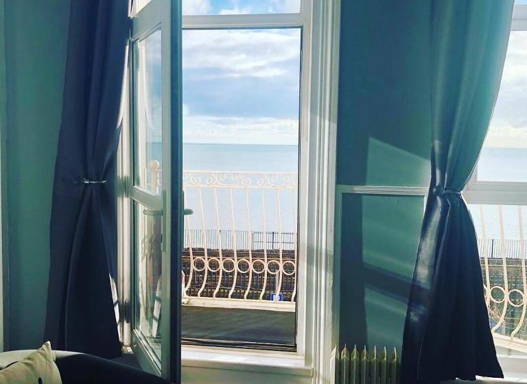 اتاق استاندارد با بالکن, The Blenheim