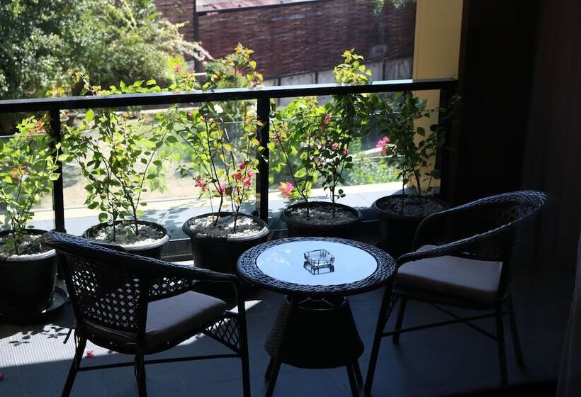 سوئیت با بالکن, Avenue 64