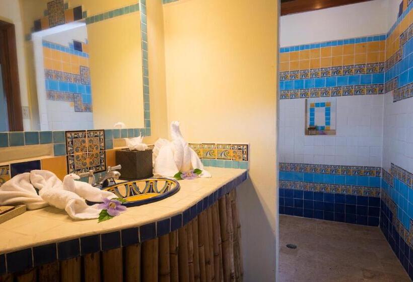 小室, Gaia Riverlodge