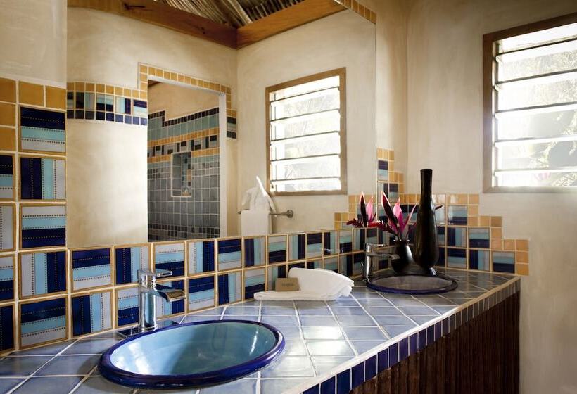 小室, Gaia Riverlodge