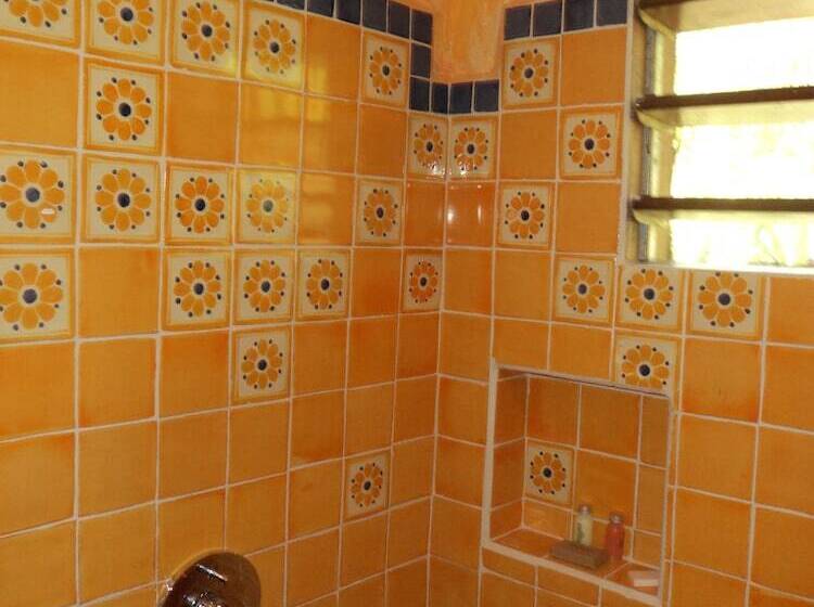 小室, Gaia Riverlodge