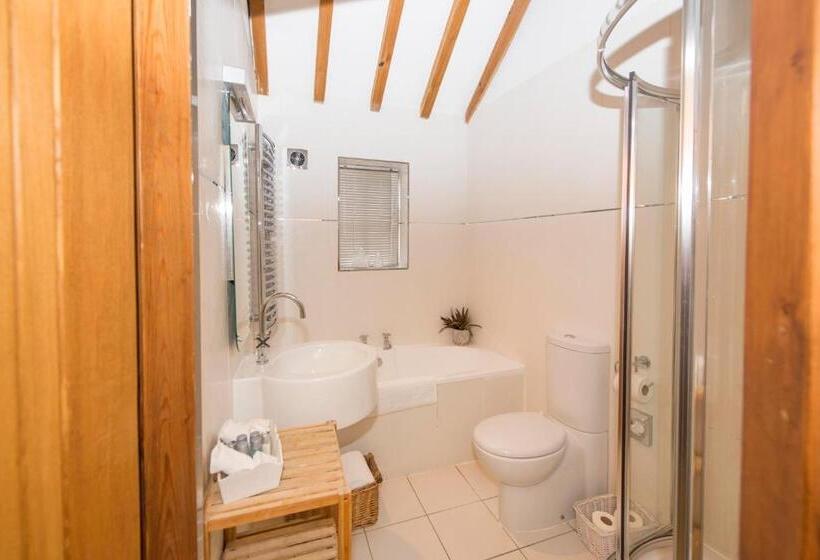 ジュニアスイート, The Blue Bell Inn