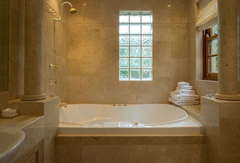 标准间带漩涡浴缸, Victoria S At Wategos