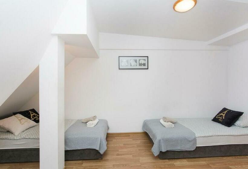 استودیو خانوادگی, Akademikus Toruń