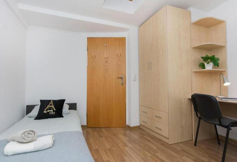 اتاق خانوادگی, Akademikus Toruń