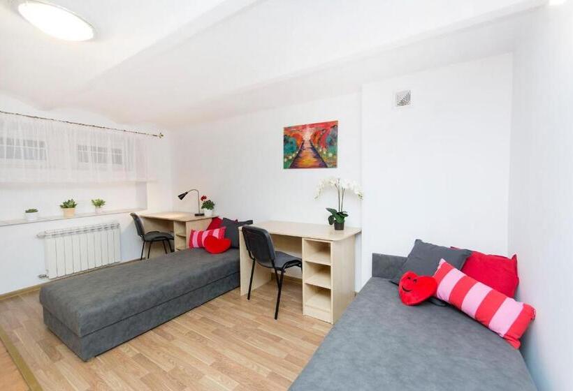 اتاق خانوادگی, Akademikus Toruń