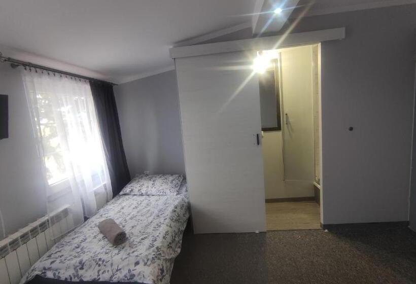 חדר סטנדרט לשלושה עם חדר אמבטיה משוף, Zajazd Pod Lwem