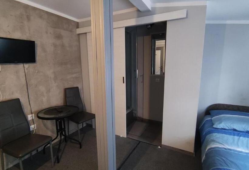 חדר סטנדרט לשלושה עם חדר אמבטיה משוף, Zajazd Pod Lwem