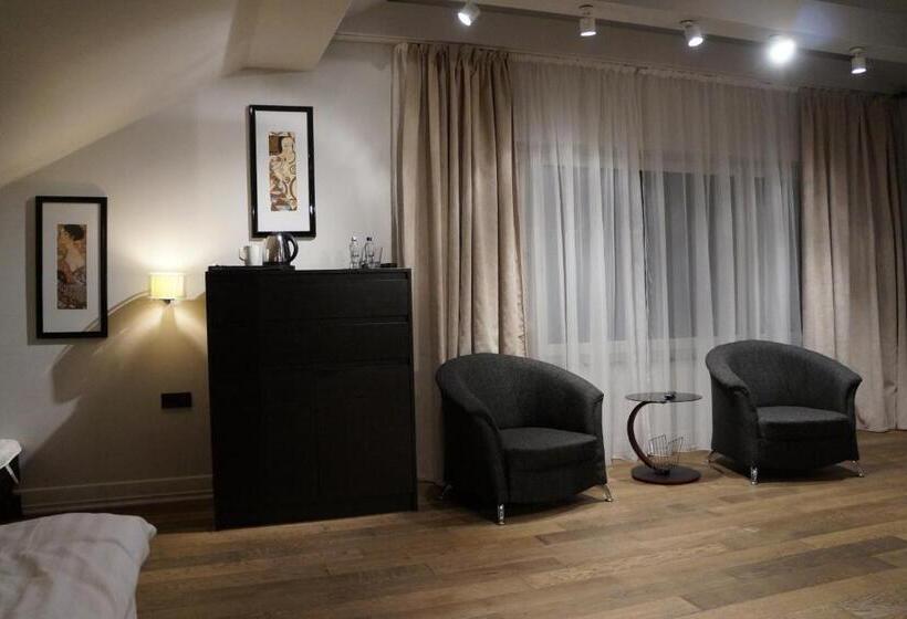 豪华三人间, Four Winds