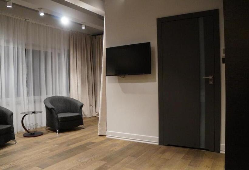 豪华三人间, Four Winds