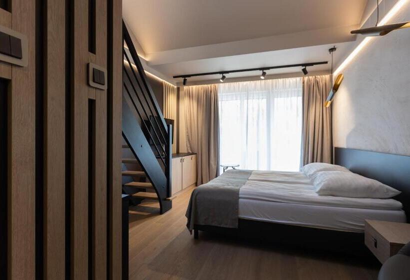 家庭套房, Four Winds