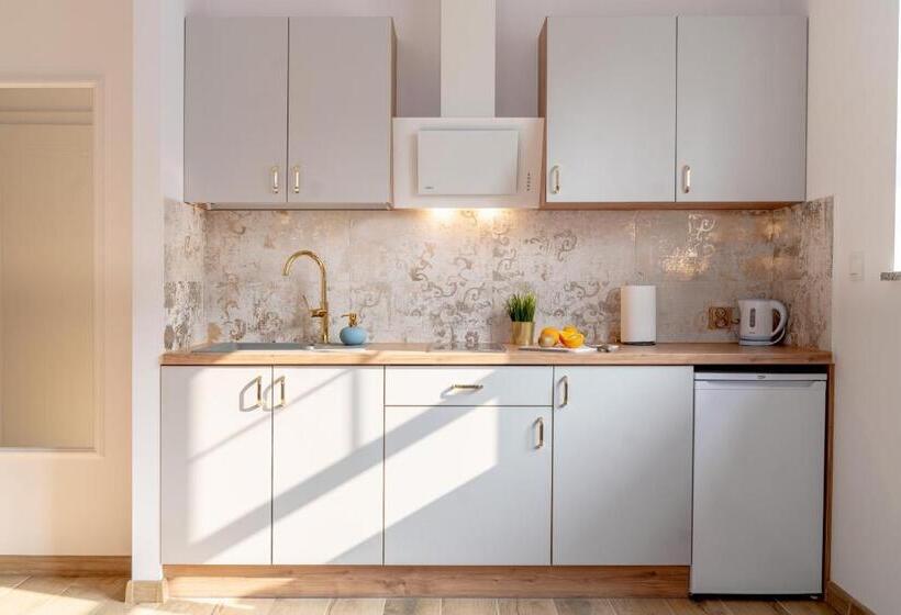 패밀리 룸, Helios Apart