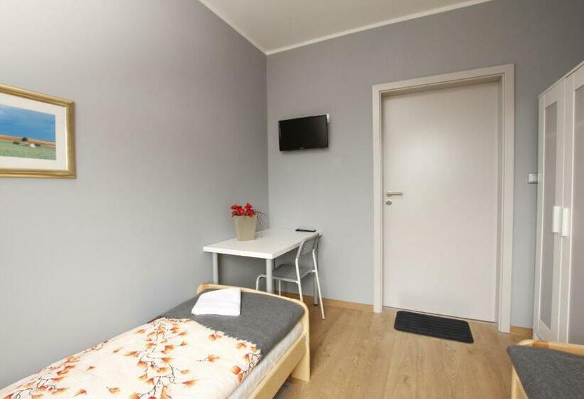 اتاق استاندارد با سرویس بهداشتی مشترک, Hostel W Ogrodzie