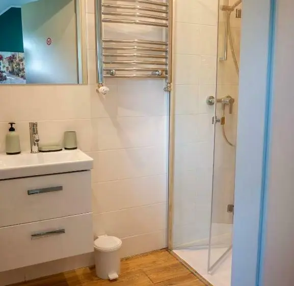 Standard Kolmen Hengen Huone, Hostel W Ogrodzie