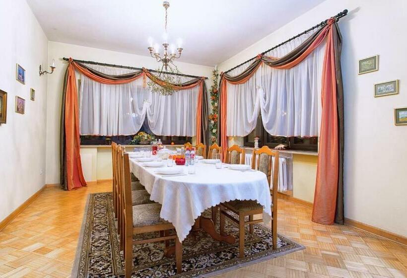 إستديو عائلى, Dom Gościnny Przedmieście