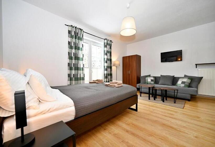 استودیو خانوادگی, Molonówka Guest House