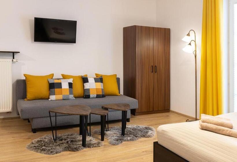 استودیو خانوادگی, Molonówka Guest House