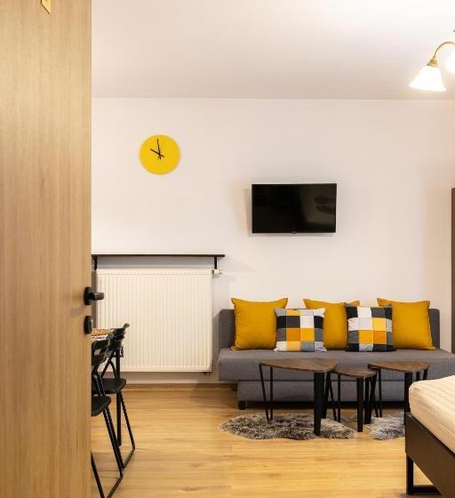 استودیو خانوادگی, Molonówka Guest House