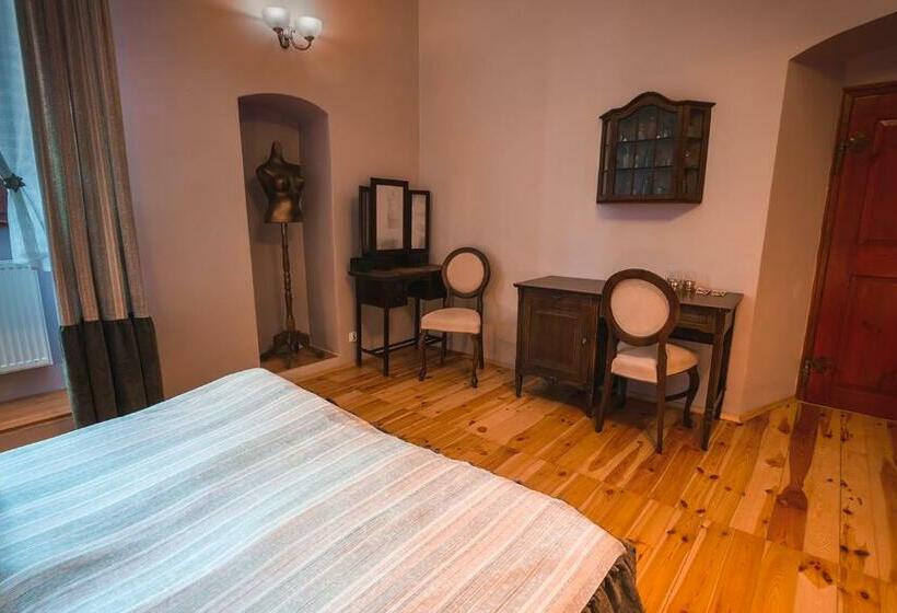 标准三人间, Zamek Dobroszyce