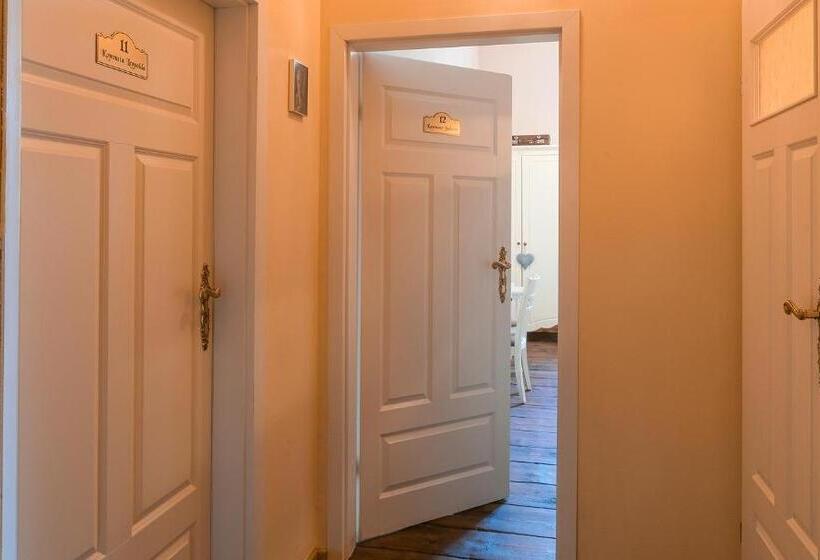 标准间, Zamek Dobroszyce