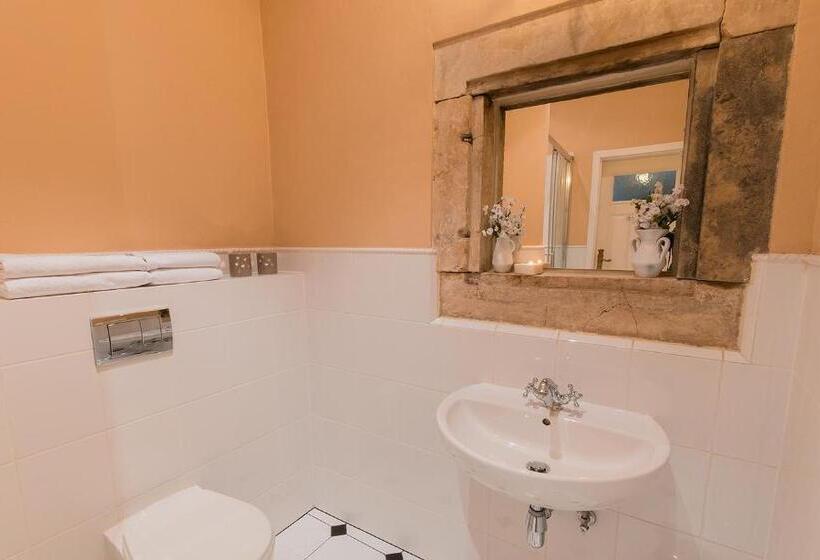 标准间, Zamek Dobroszyce