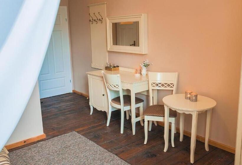 标准间, Zamek Dobroszyce