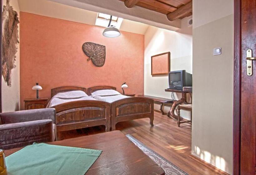 标准间, Dworek Gawra