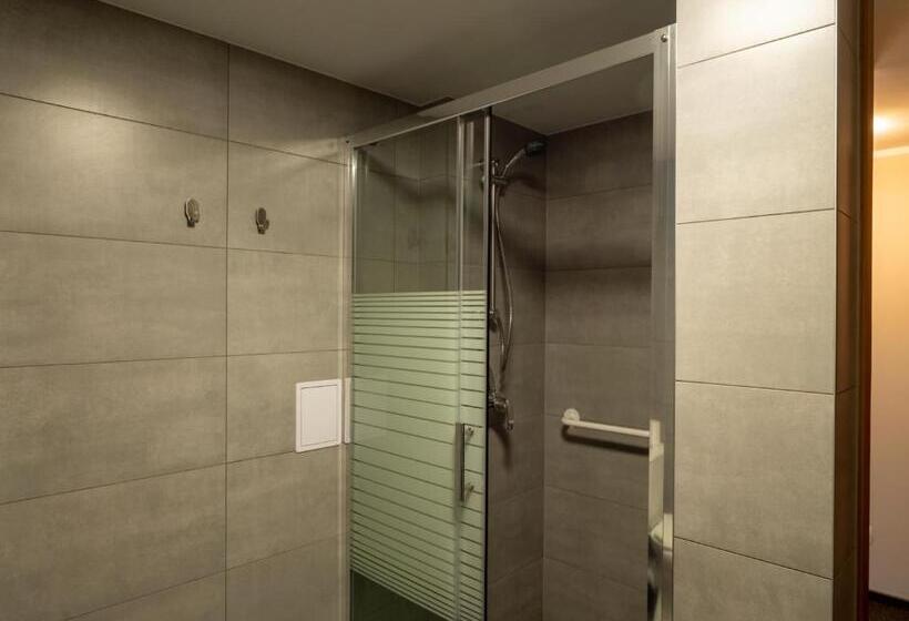 חדר סטנדרט לשלושה, Ada