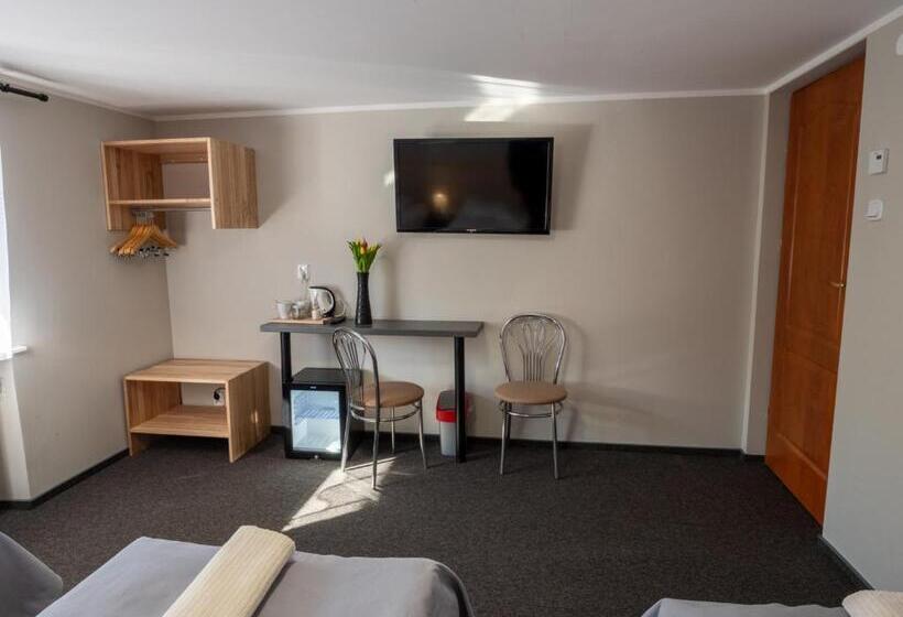 חדר סטנדרט לשלושה, Ada