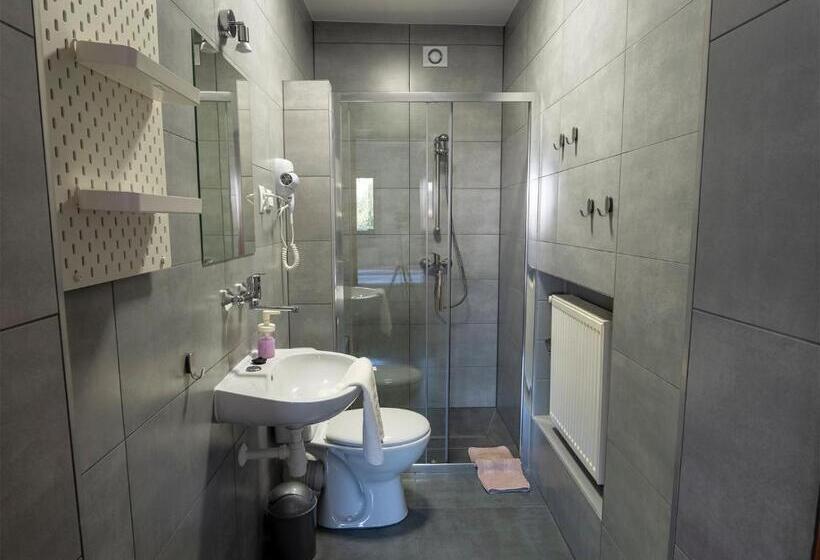 חדר סטנדרט לארבעה, Ada