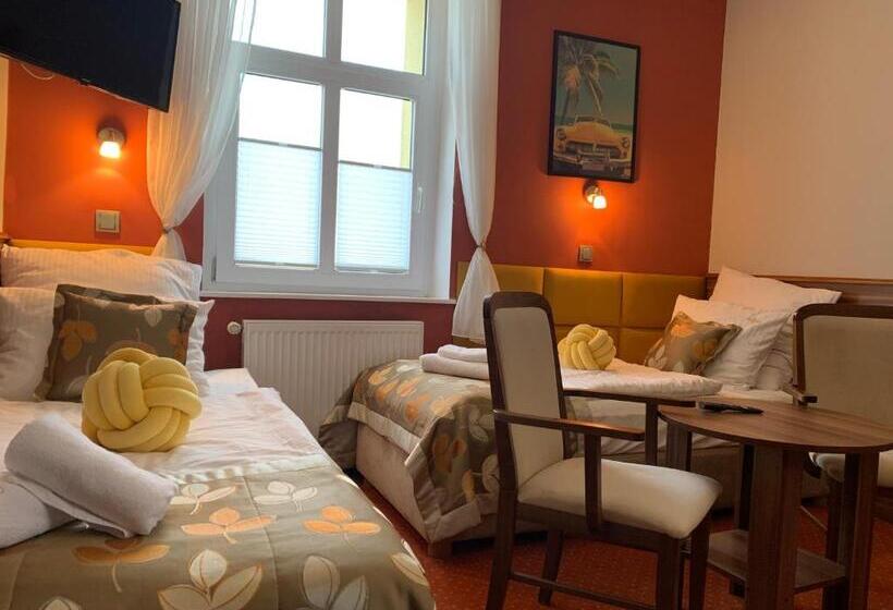 חדר סטנדרט לארבעה, Dw California