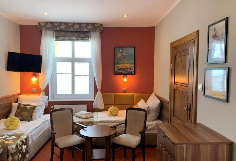 חדר סטנדרט לארבעה, Dw California