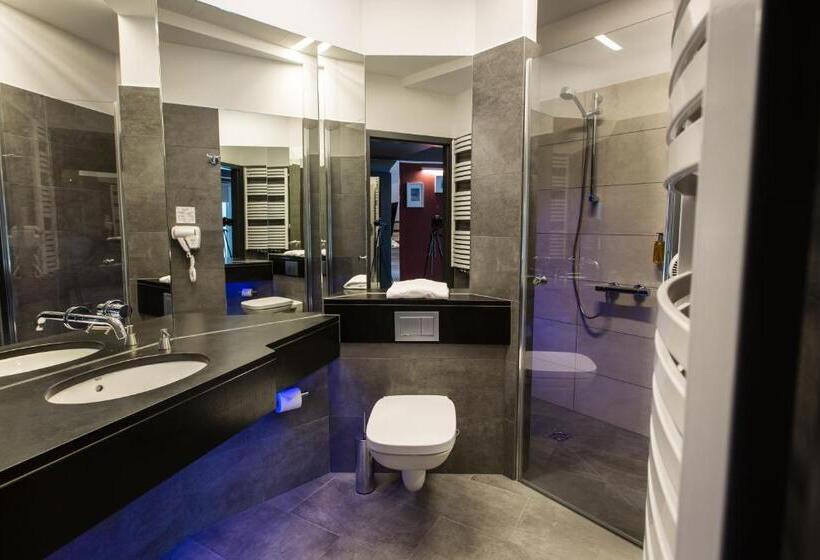 高级三人间, Villa Winterpol