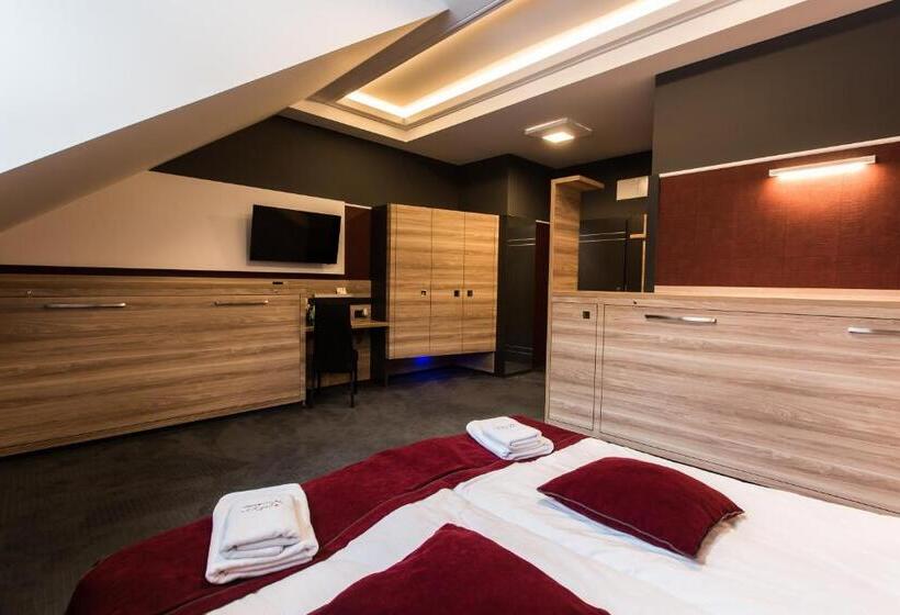 高级三人间, Villa Winterpol