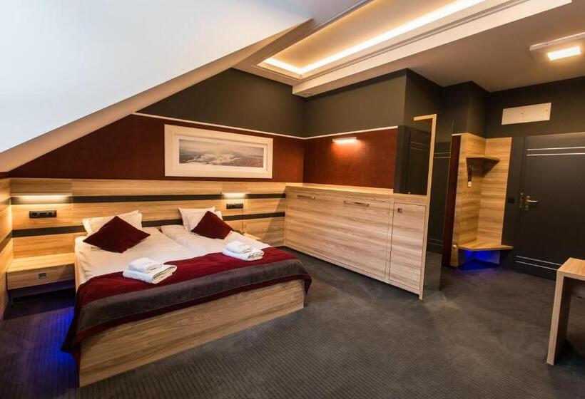 高级三人间, Villa Winterpol