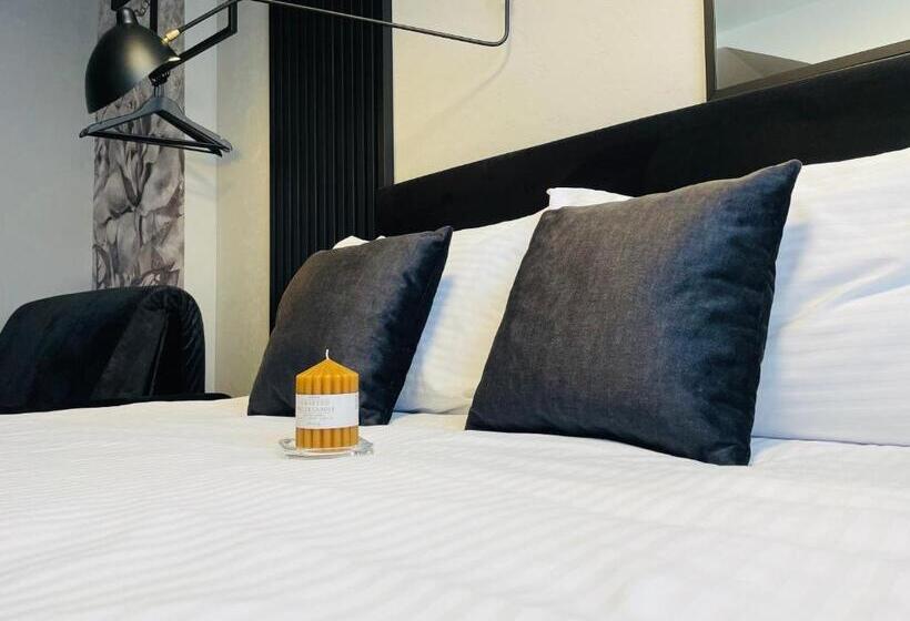 شقة غرفة واحدة, Millennium