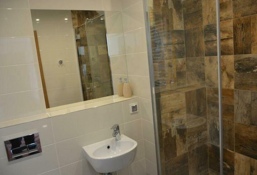 חדר בסיסי לשלושה, Stara Kuźnia Mazurska