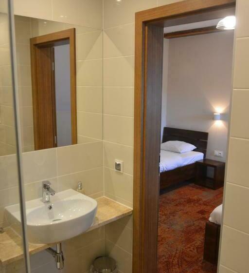 חדר בסיסי לשלושה, Stara Kuźnia Mazurska