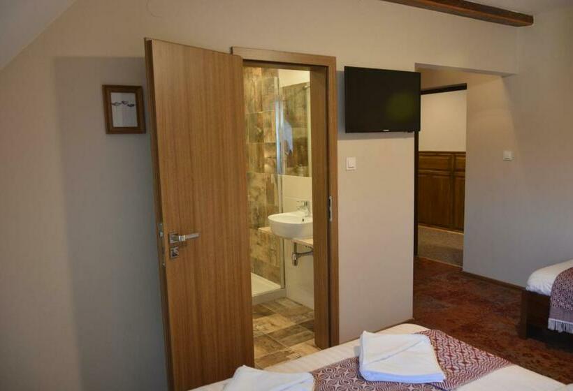 חדר בסיסי לשלושה, Stara Kuźnia Mazurska