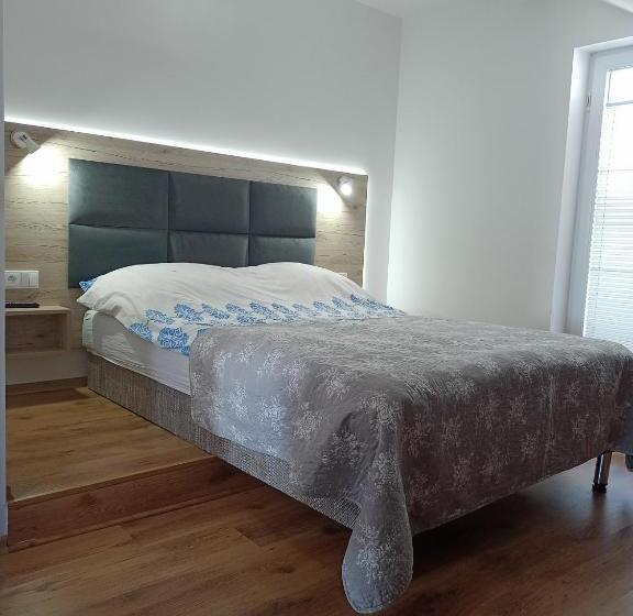Standard-studio, Villa Over Lake