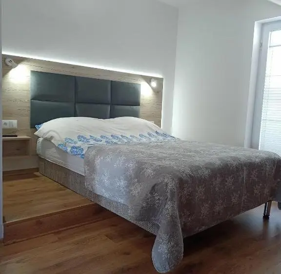 Standard-studio, Villa Over Lake