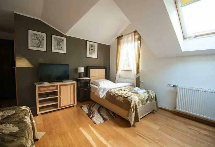 Standard Kolmen Hengen Huone, Siedem Drzew