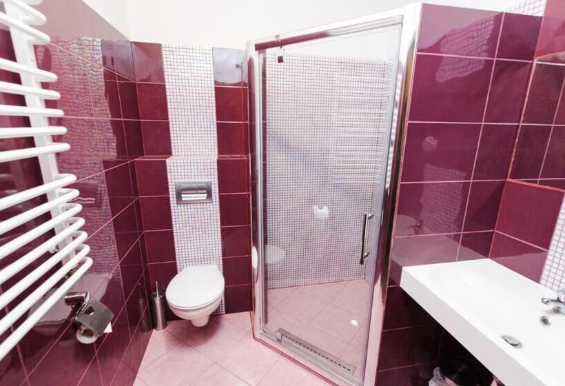 Люкс, Pałac Nad Jeziorem