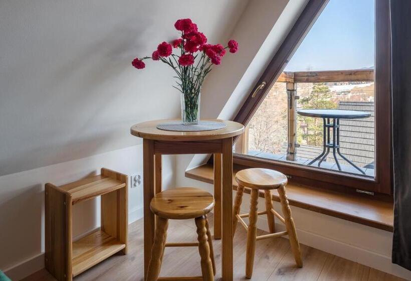 اتاق اکونومی, Willa Regle